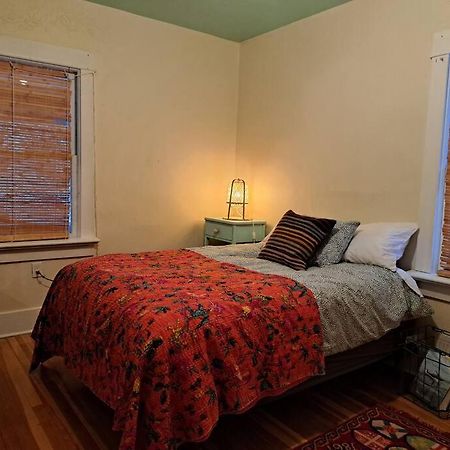 Blue Dog Accommodations Eastend Экстерьер фото