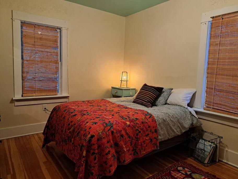 Blue Dog Accommodations Eastend Экстерьер фото
